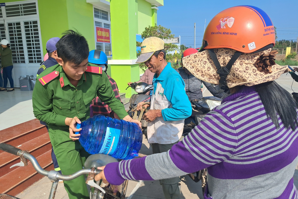 Công an Tiền Giang mang giọt nước nghĩa tình đến bà con vùng hạn mặn - 3 Công an Tiền Giang mang giọt nước nghĩa tình đến bà con vùng hạn mặn - 3