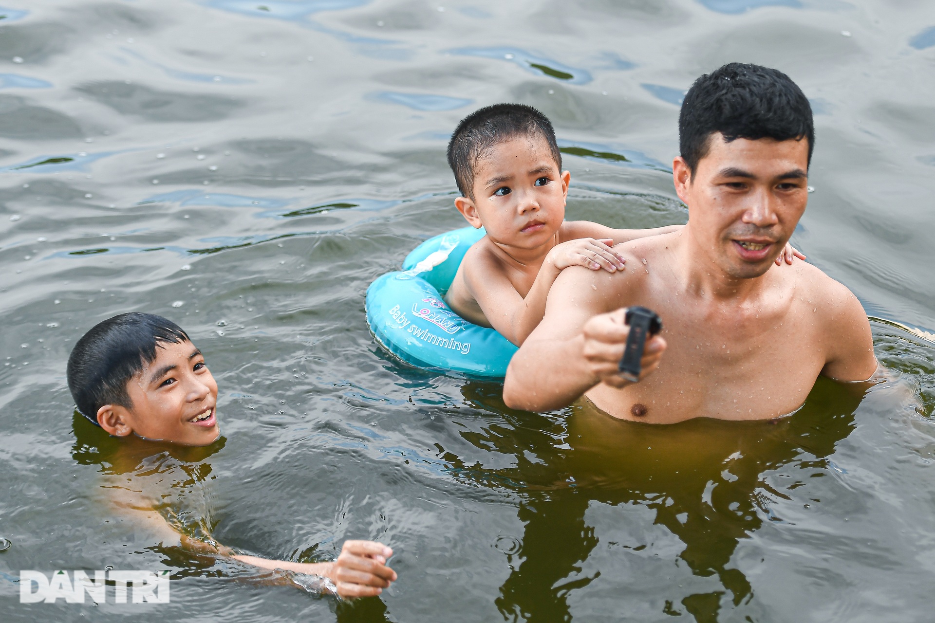 Hà Nội nắng nóng, trẻ nhỏ nhào lộn đã mắt ở hồ nước mát lạnh ven đô - 11 Hà Nội nắng nóng, trẻ nhỏ nhào lộn đã mắt ở hồ nước mát lạnh ven đô - 11