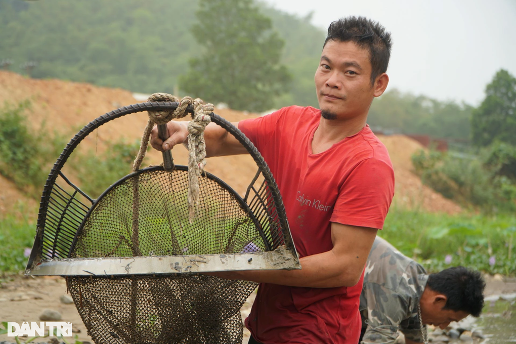 Công phu nghề cào hến trên sông Mã - 3 Công phu nghề cào hến trên sông Mã - 3
