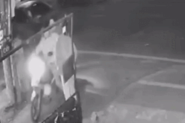 Người phụ nữ bị 2 thanh niên chặn đường đánh đập