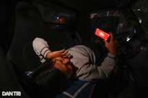 Ngủ cabin chờ đăng kiểm, tài xế "sốc" khi trạm báo hết số trong 3 ngày