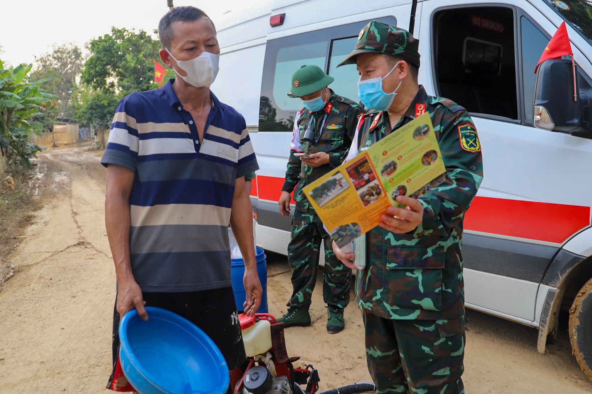 Quân đội phun khử khuẩn, hỗ trợ người dân phòng dịch bệnh sau mưa lũ - 4 Quân đội phun khử khuẩn, hỗ trợ người dân phòng dịch bệnh sau mưa lũ - 4