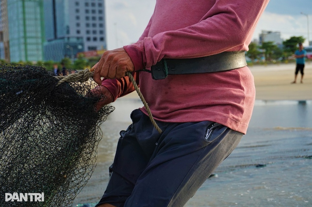 Hết thời dọc ngang trên biển, lão ngư chuyển nghề đi thụt lùi mưu sinh - 8 Hết thời dọc ngang trên biển, lão ngư chuyển nghề đi thụt lùi mưu sinh - 8