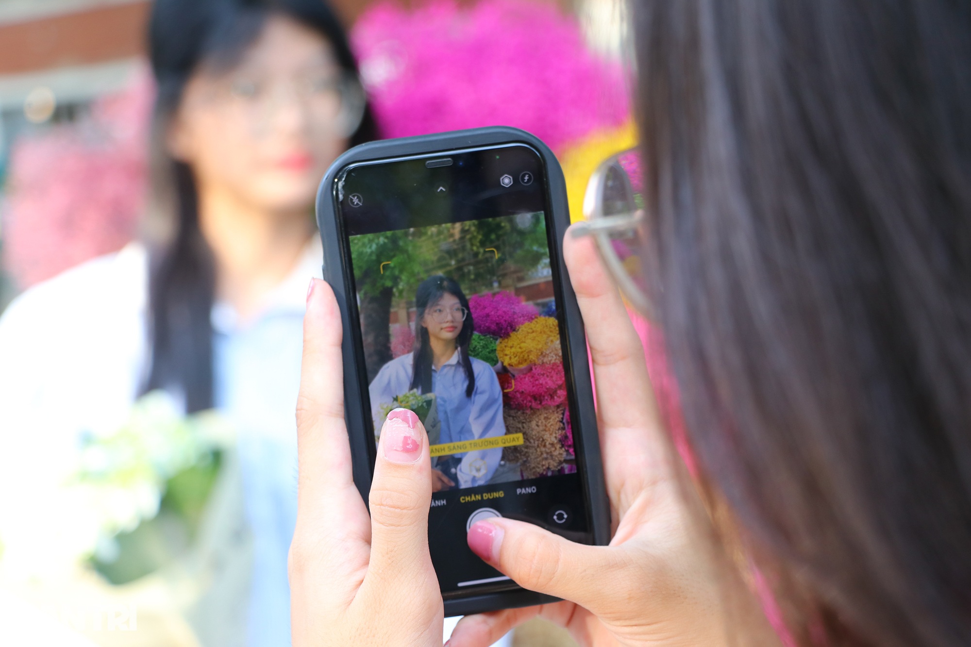 នារីទីក្រុង Vinh បង្អួតសម្រស់នារដូវស្លឹកឈើជ្រុះលើវិថីស្អាតបំផុតក្នុងទីក្រុង - ១០ Thiếu nữ thành Vinh khoe sắc trong nắng thu ở con đường đẹp nhất thành phố - 10