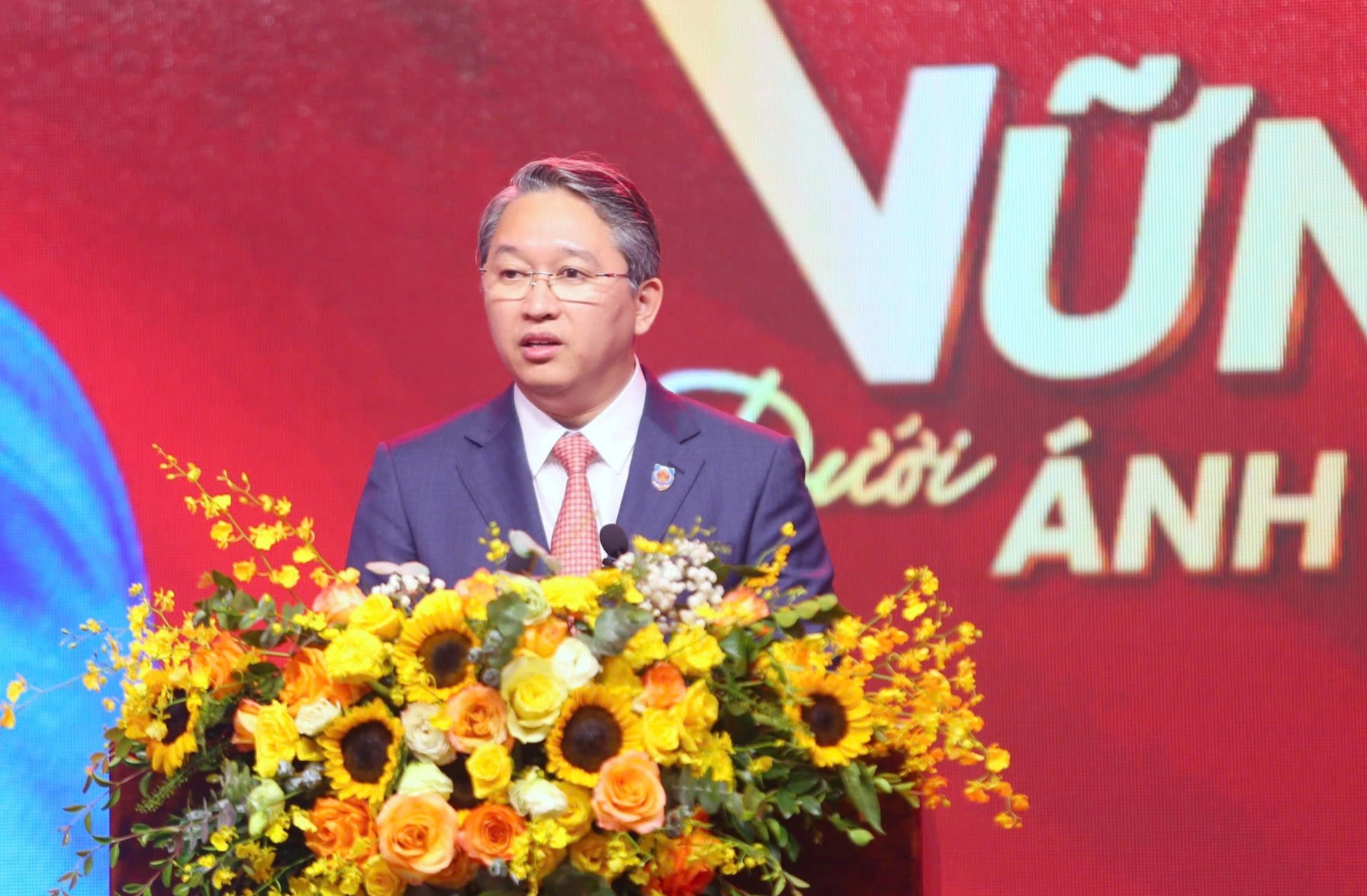 “Đằng sau mỗi dự án luật là những buổi làm việc thâu đêm, xuyên lễ”