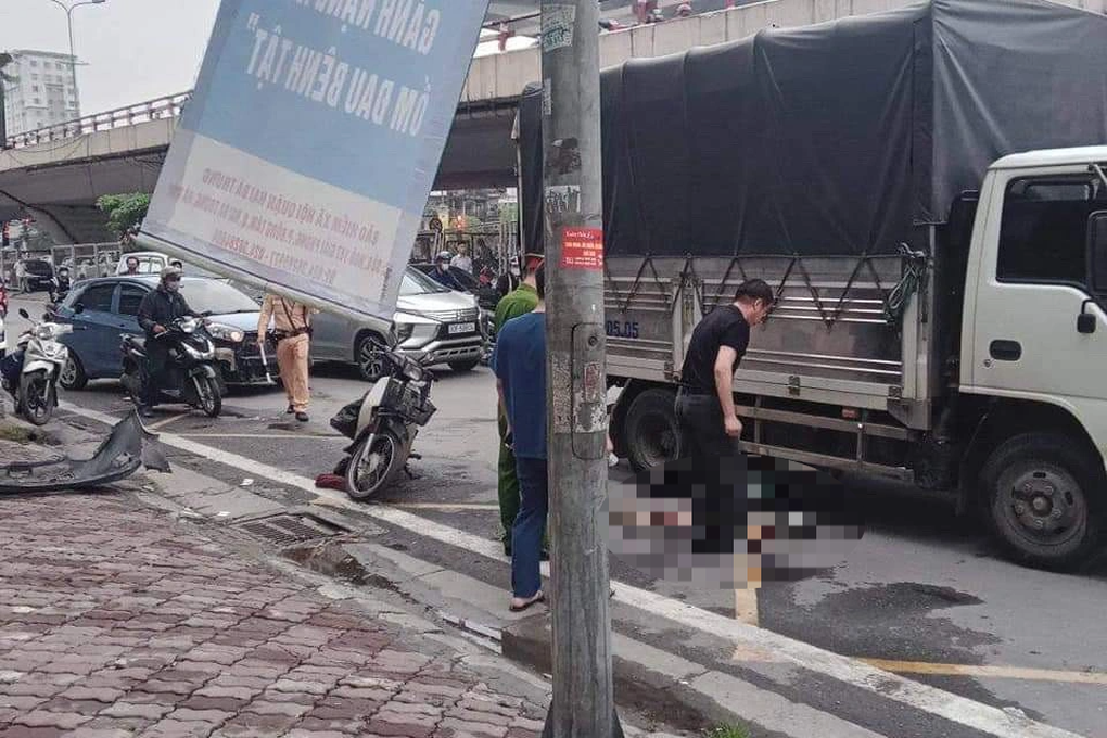 Hà Nội: Lái xe ôm tử vong sau vụ va chạm với 2 ô tô - 1 Hà Nội: Lái xe ôm tử vong sau vụ va chạm với 2 ô tô - 1