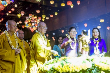 Hàng nghìn người tham dự Đại lễ Phật Đản tại ngôi chùa lớn nhất thế giới