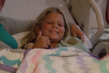 Bị cá mập cắn, bé gái vẫn dũng cảm cứu bạn