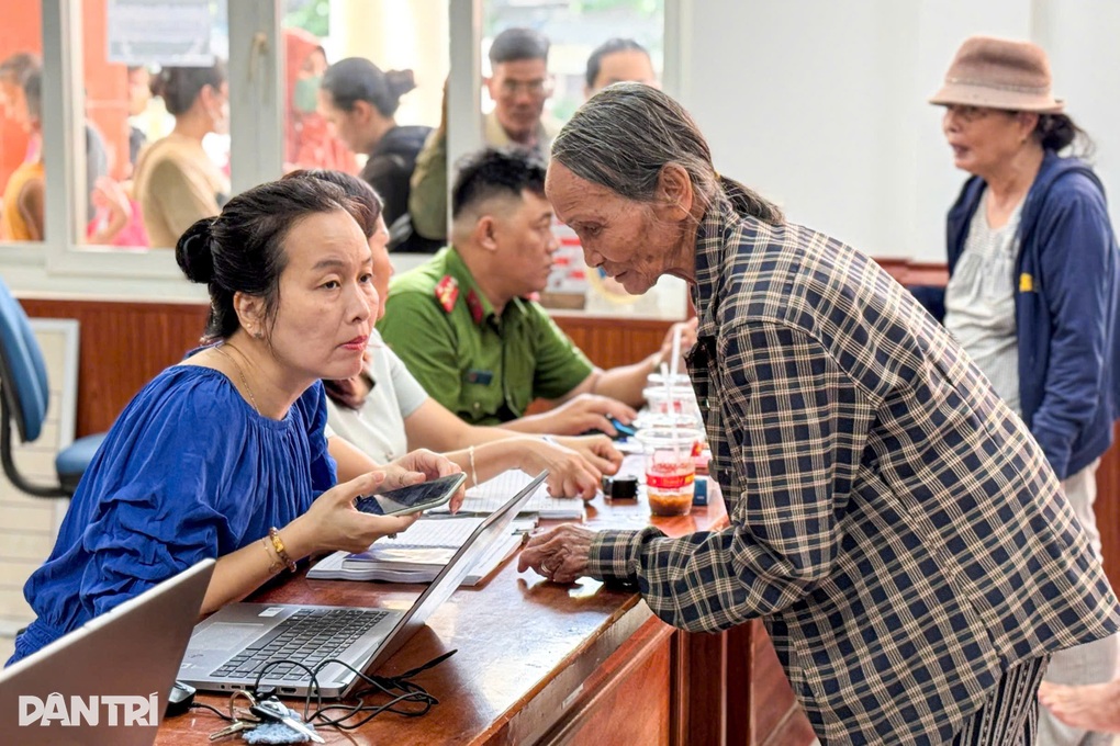 Người dân rộn ràng đi nhận quà 100.000 đồng mừng Tết Độc lập - 2