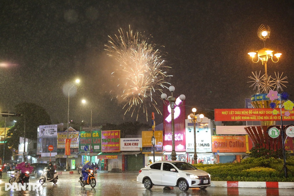 Người dân TPHCM đội mưa xem pháo hoa - 6 Người dân TPHCM đội mưa xem pháo hoa - 6