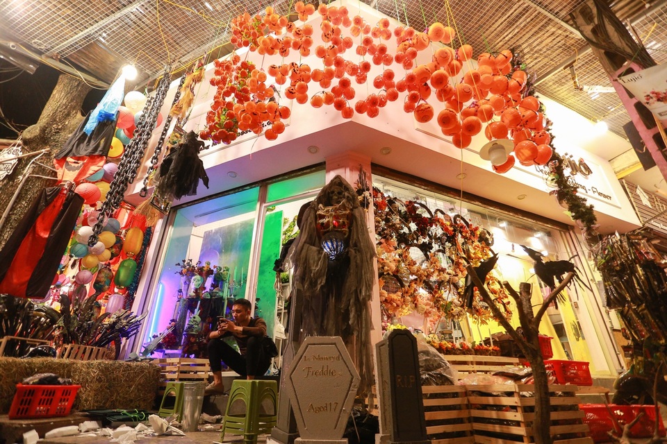 Loạt ma quỷ kinh dị tràn xuống phố hóa trang ở Hà Nội dịp Halloween - 5