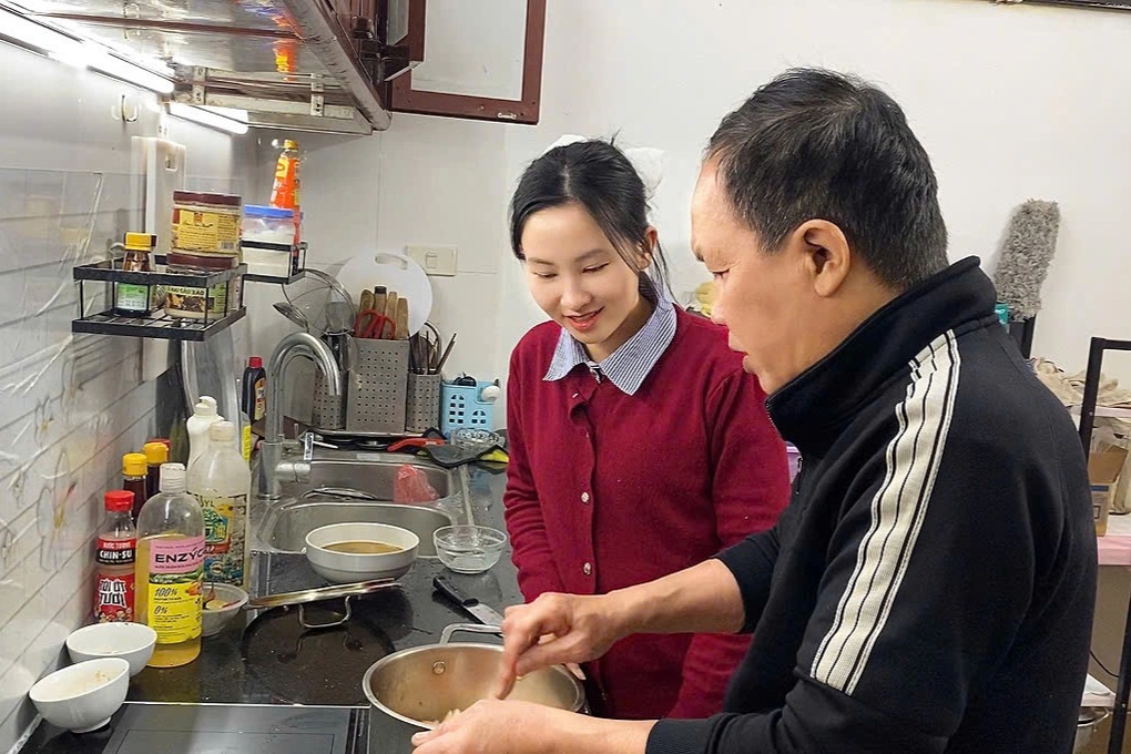 Nàng dâu khiến chị em ghen tị, được bố chồng nấu cơm mang đi làm mỗi ngày - 1 Nàng dâu khiến chị em ghen tị, được bố chồng nấu cơm mang đi làm mỗi ngày - 1