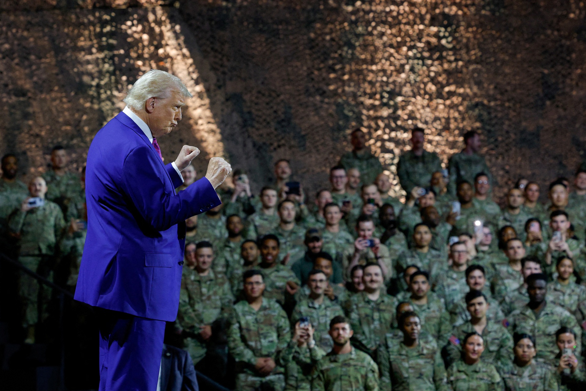 Ông Trump chốt loạt thương vụ 2.000 tỷ USD khi công du Trung Đông - 6 Ông Trump chốt loạt thương vụ 2.000 tỷ USD khi công du Trung Đông - 6