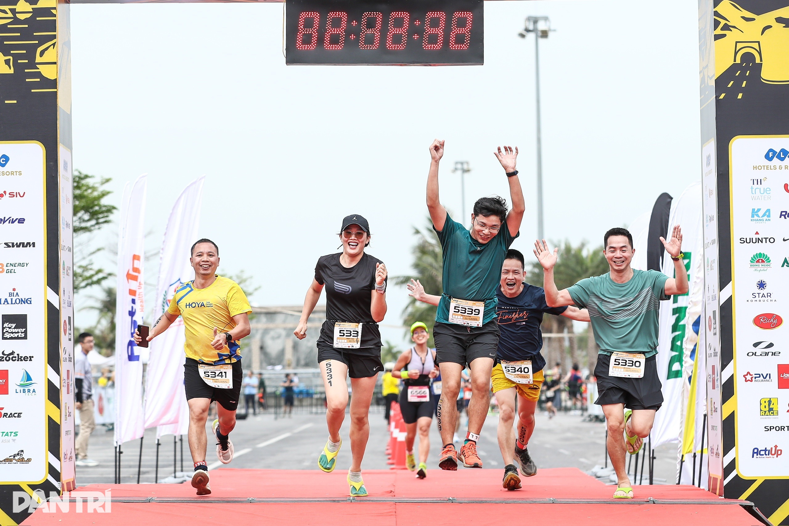 View - Những màn ăn mừng vỡ òa cảm xúc tại vạch đích Aqua Warriors Halong Bay 2025 | Báo Dân trí