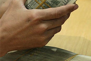 USD lên 18.710 VND, vàng giảm gần 10.000 đồng/chỉ