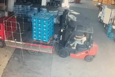 Nữ tài xế xe nâng với kỷ lục "hạ gục" bia khiến cánh anh em "buốt ruột"