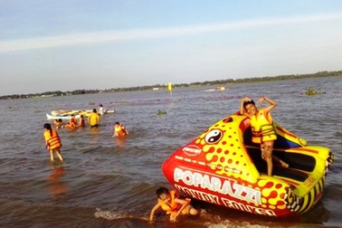 Tắm “biển”, ngắm cầu Cần Thơ ngày đầu năm