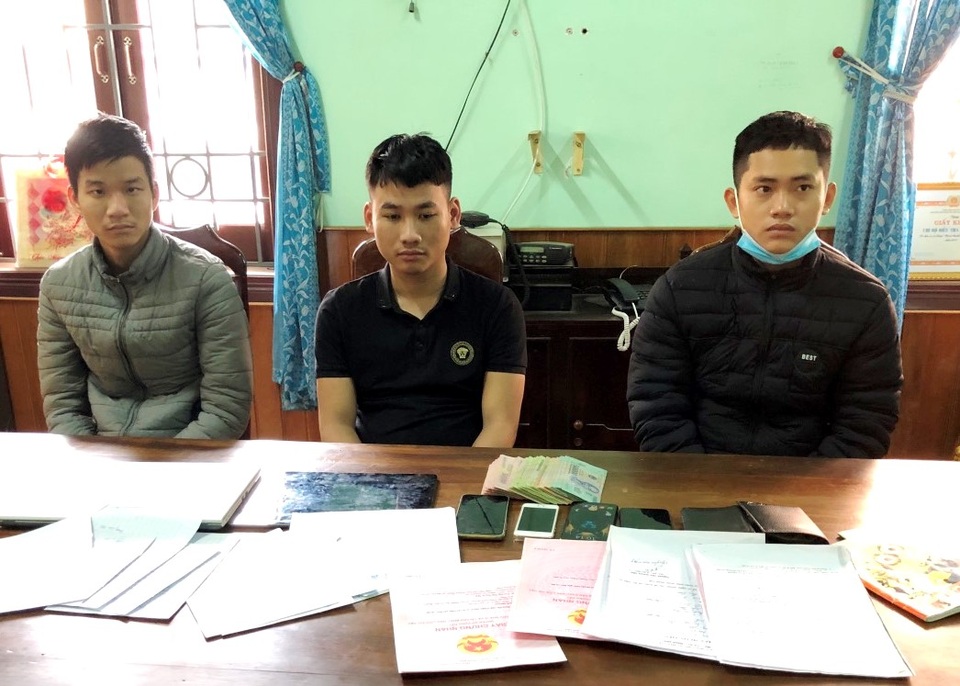 Bắt nhóm đối tượng làm giả giấy tờ, lừa đảo gần 7 tỷ đồng - 1 Bắt nhóm đối tượng làm giả giấy tờ, lừa đảo gần 7 tỷ đồng - 1
