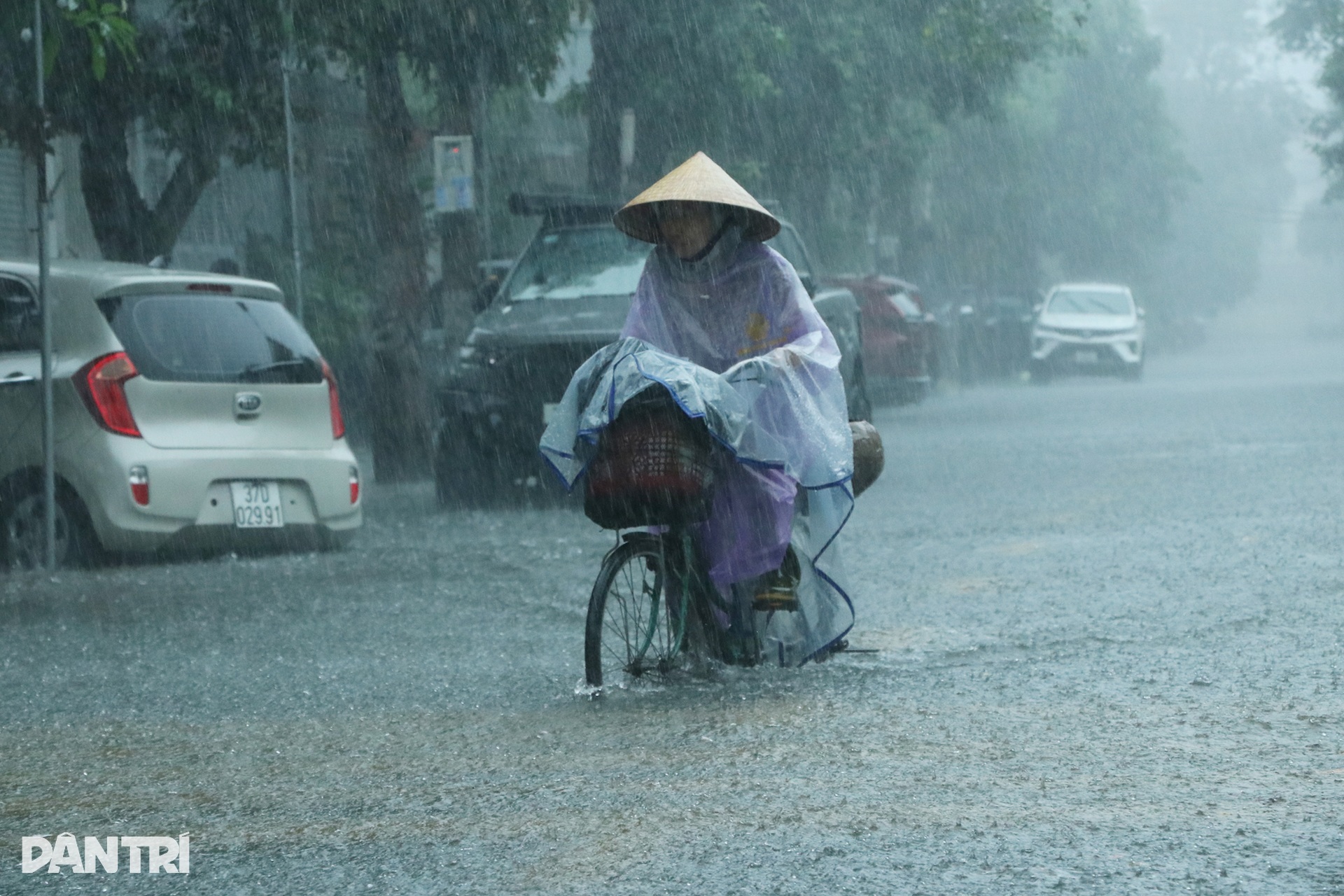 Mưa xối xả, người dân cạy nắp cống, chắn cửa ngăn nước tràn vào nhà - 4