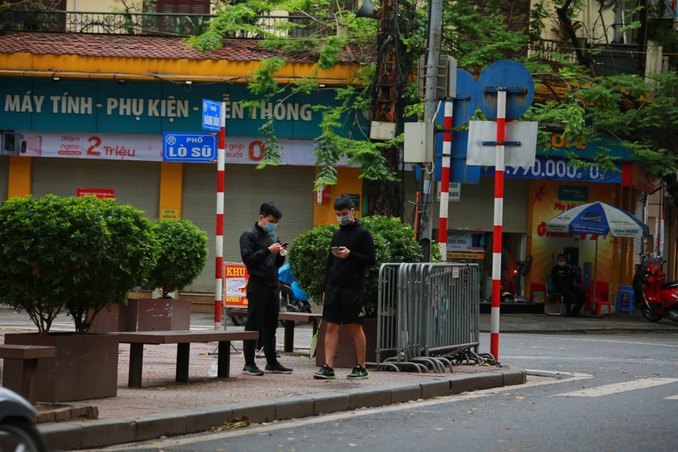 Hà Nội: Hàng trăm người dân đi tập thể dục bị nhắc nhở quay về nhà - 10 Hà Nội: Hàng trăm người dân đi tập thể dục bị nhắc nhở quay về nhà - 10