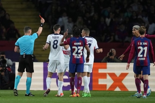 Ronald Araujo nhận thẻ đỏ ở phút 29 và khiến Barcelona để thua ngược trước PSG (Ảnh: Getty).