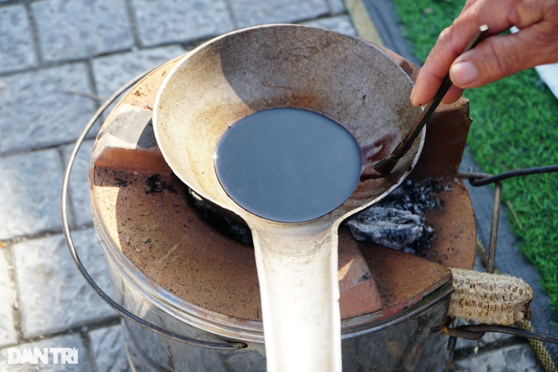 Độc đáo cách vẽ trang trí quần áo bằng sáp ong của người phụ nữ Tủa Chùa - 9 Độc đáo cách vẽ trang trí quần áo bằng sáp ong của người phụ nữ Tủa Chùa - 9