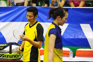 Tiến Minh và Vũ Thị Trang giữ cúp ở lại Hà Nội