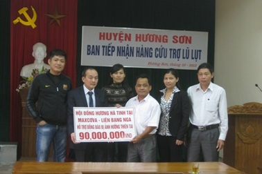 Trao hơn 200 triệu đồng của kiều bào Việt Nam tại Nga đến đồng bào lũ lụt