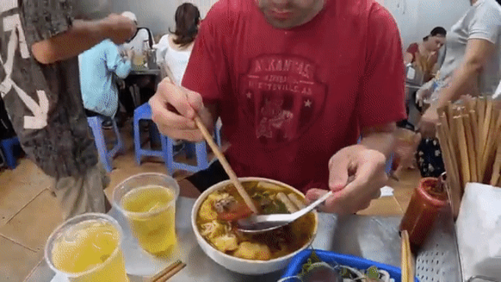 Khách Tây mách hàng bún riêu ngon nhất Hà Nội: Giá 35.000 đồng/bát ăn no - 3 Khách Tây mách hàng bún riêu ngon nhất Hà Nội: Giá 35.000 đồng/bát ăn no - 3