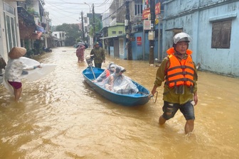Công an hỗ trợ nhiều sản phụ chuyển dạ đến cơ sở y tế giữa mưa lũ