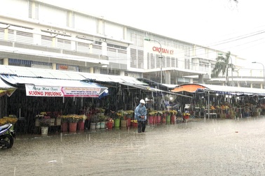 Mưa lớn suốt 2 ngày biến đường phố thành sông