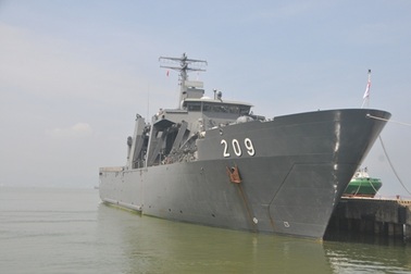 Tàu đổ bộ hải quân Singapore cập cảng Đà Nẵng