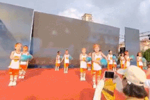 Clip "khoảnh khắc màn hình LED đổ sập đè trúng các em nhỏ" gây sốc tuần qua