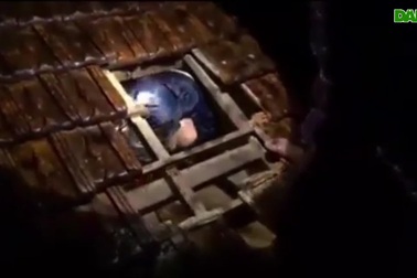 Dỡ mái ngói tìm cứu người trong nước lũ