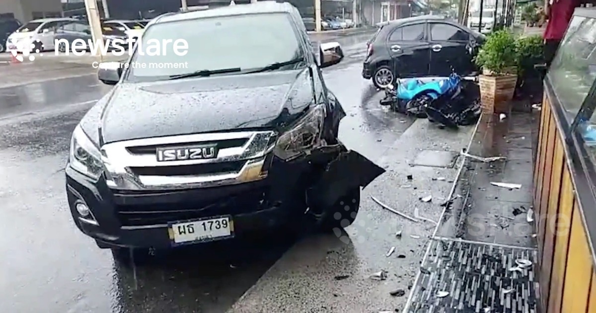 Tài xế đạp nhầm chân phanh, xe bán tải trượt dài, đâm lật ô tô con