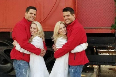 Hoa mắt trước cặp anh em sinh đôi kết hôn với chị em sinh đôi