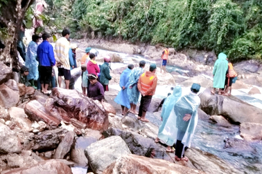 Học sinh lớp 3 trượt chân mất tích dưới suối