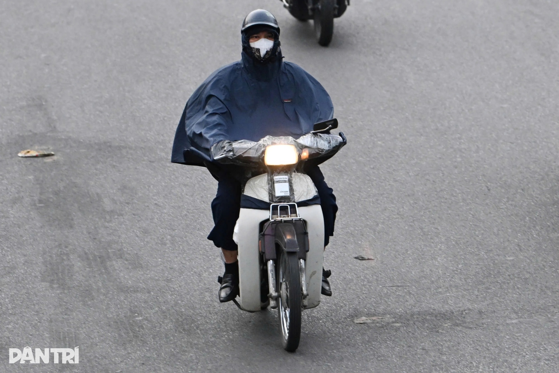 Người Hà Nội khoác áo ấm trong ngày gió lạnh tràn về - 3 Người Hà Nội khoác áo ấm trong ngày gió lạnh tràn về - 3