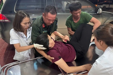 Đi hỗ trợ vùng lũ trở về, cảnh sát cơ động cứu người bị nạn trong đêm