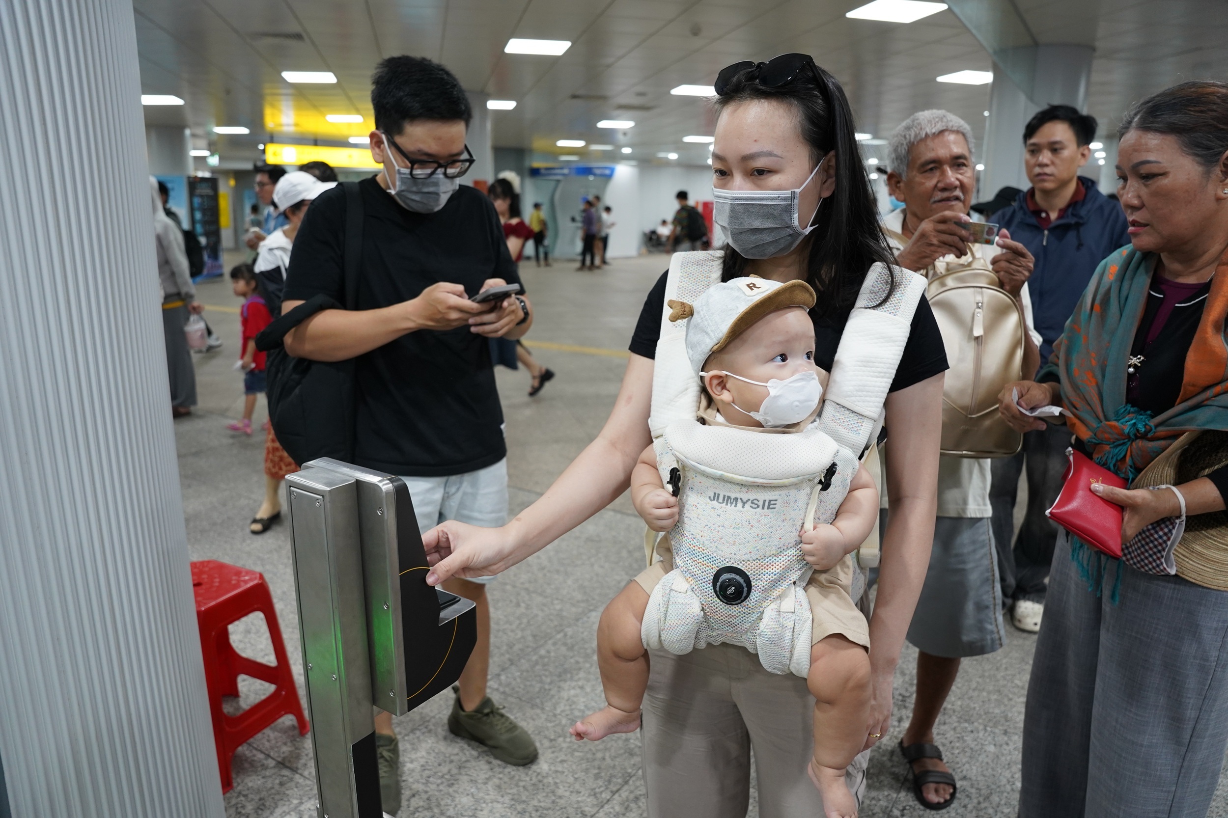 Người dân TPHCM thoát cảnh xếp hàng mua vé tàu metro nhờ thanh toán 1 chạm