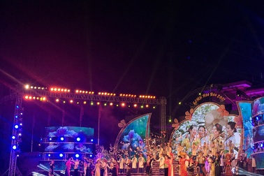 Rực rỡ sắc màu đêm khai mạc Lễ hội Hoa Ban 2017