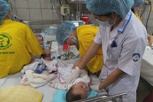 Bác sĩ bật khóc cùng thân nhân bệnh nhi mắc sởi