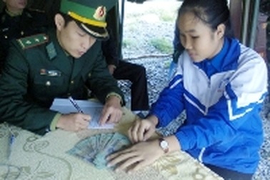 Một học sinh giao nộp 18 triệu đồng nhặt được tại Khu mộ Đại tướng