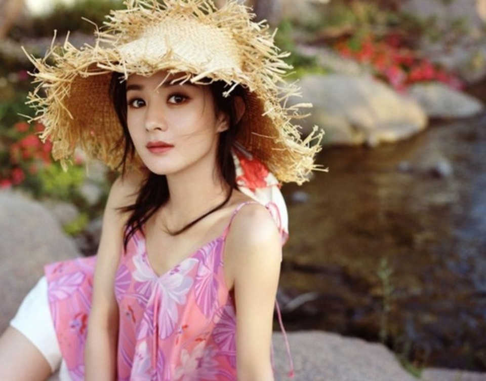Đón lễ Thất tịch, Triệu Lệ Dĩnh lại khoe nhan sắc “gái một con” - 1 Đón lễ Thất tịch, Triệu Lệ Dĩnh lại khoe nhan sắc “gái một con” - 1