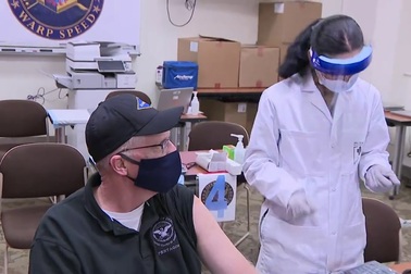 Quyền Bộ trưởng Quốc phòng Mỹ tiêm vắc xin Covid-19