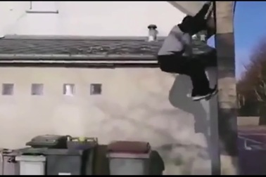 Bật cười trước tai nạn hài hước khi trình diễn parkour