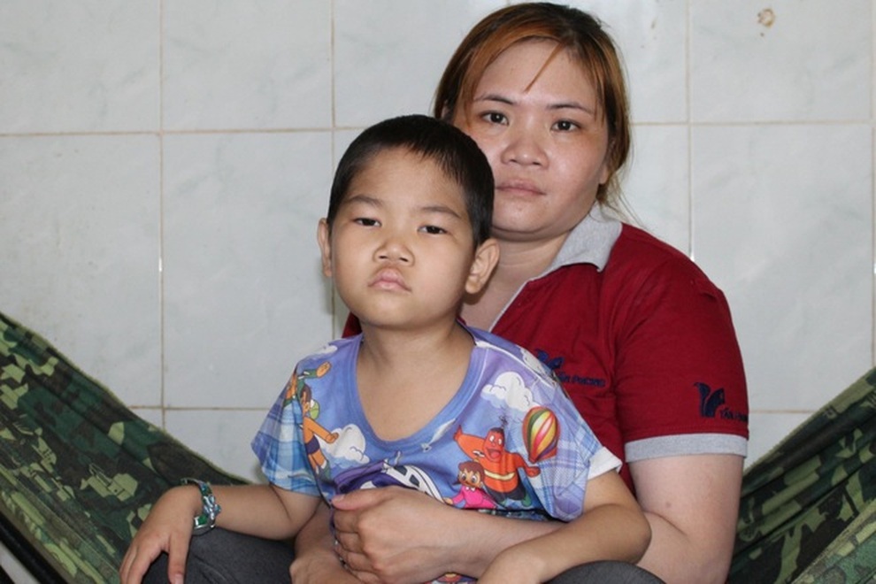 Thương cậu bé 6 tuổi chống chọi với ung thư, cha bị bệnh tật quật ngã - 2 Thương cậu bé 6 tuổi chống chọi với ung thư, cha bị bệnh tật quật ngã - 2