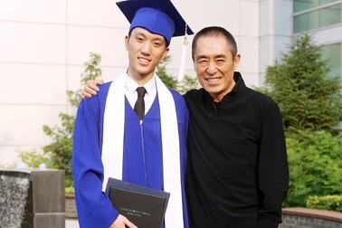 Trương Nghệ Mưu tự hào về con trai cả tài năng, điển trai