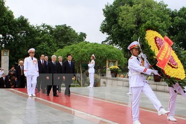 Lãnh đạo Đảng, Nhà nước viếng lăng Bác, dâng hương tưởng niệm ngày 27/7