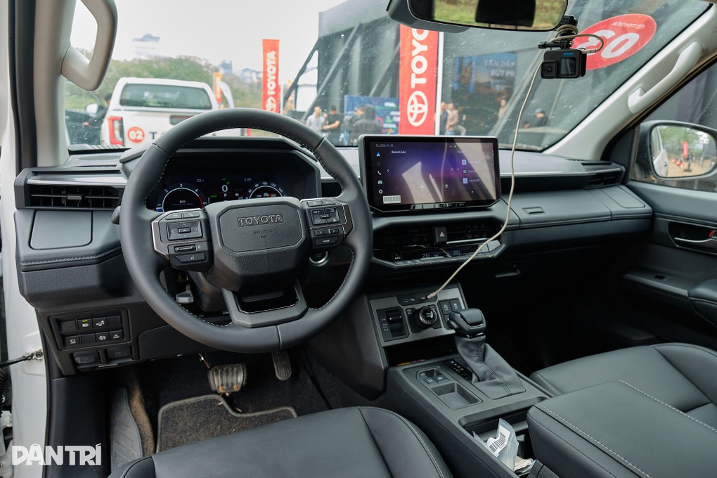 Toyota Hilux khan hàng, khách mua bản cao phải chờ đến giữa năm - 2